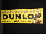 une pancarte portant l'inscription « Dunlop » sur le côté d'un mur