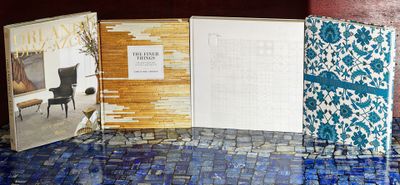 trois livres posés sur une table