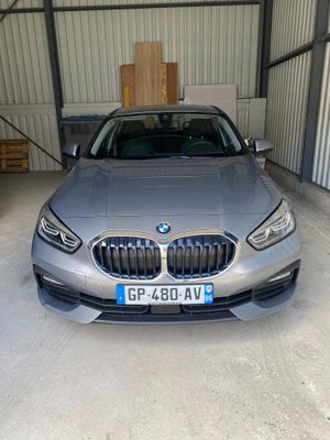 l'avant d'une BMW argentée garée dans un garage