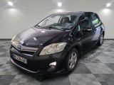une photo d'une Toyota Sienna noire garée dans un garage
