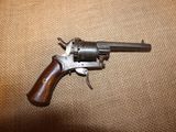 un pistolet posé par terre