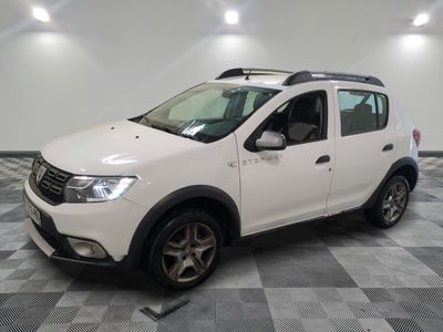 une photo d'une dacia blanche garée sur un sol en damier