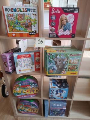 de nombreux jouets sur les étagères de la pièce