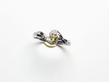 un gros plan d'une bague sertie d'un diamant jaune sur une surface blanche