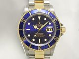 une montre au cadran bleu, montée sur un bracelet en or