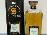 une bouteille de whisky posée à côté d'un bidon sur une table