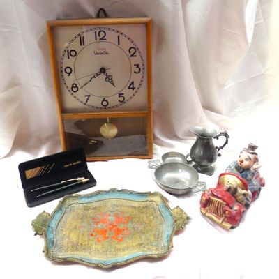 une horloge, un plateau et d'autres objets posés sur une table