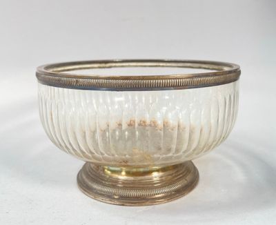 un bol en verre à bord doré posé sur une table blanche