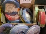 plein de fils de différentes couleurs dans une boîte