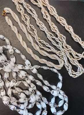 Lot composé de deux colliers en lucite et résiné dorée.