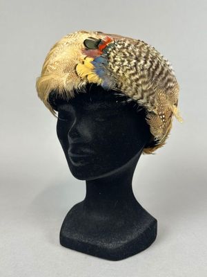 une image représentant un chapeau sur lequel est perché un oiseau