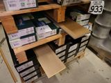beaucoup de cartons sur les étagères du magasin