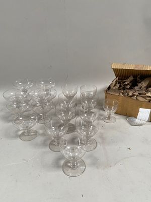 une boîte de verres à vin vides posée sur une table