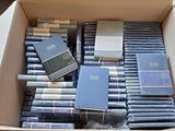 un carton rempli de livres et d'autres livres
