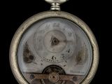 un gros plan d'une montre de poche sur fond noir