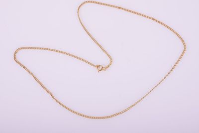 un collier en or auquel est attachée une chaîne