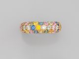 une bague sertie de saphirs multicolores et de diamants