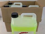 une image représentant une boîte sur laquelle sont posées trois bouteilles remplies de liquide