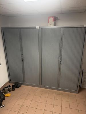 De nombreuses paires de chaussures sont alignées dans le couloir.