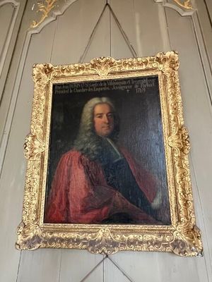 un tableau représentant un homme vêtu d'un manteau rouge, accroché au mur