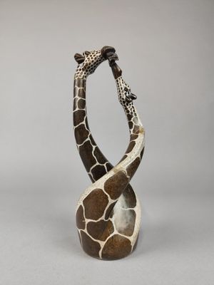 une statue de girafe posée sur une table