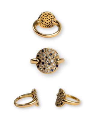 un ensemble composé de trois bagues en or et d'une bague sertie de diamants bleus et blancs