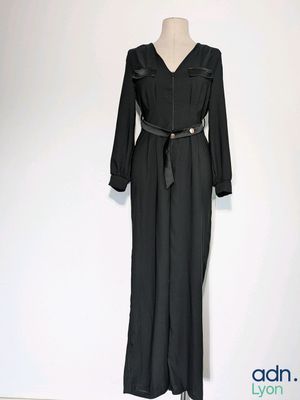 une photo d'une robe noire sur un présentoir pour mannequin
