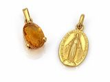 une paire de pendentifs plaqués or représentant la Vierge de Guadalupe et une citrine