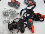 un grand nombre d'outils posés sur une table
