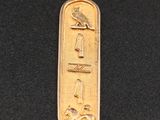 un pendentif en or orné d'un hiéroglyphe égyptien