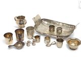 beaucoup d'objets en argent qui se trouvent sur la table
