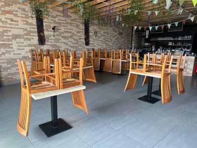 de nombreuses chaises et tables en bois dans un restaurant