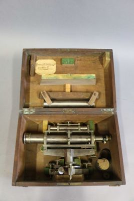LUNETTE d'arpenteur en laiton nickelé de la maison Tavernier…
