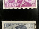 deux timbres sur lesquels figurent l'image d'un homme et d'un bateau