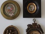 trois photos encadrées et une photo de chat sont accrochées au mur