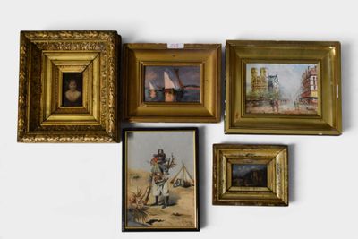 quatre tableaux encadrés sur le mur d'une pièce
