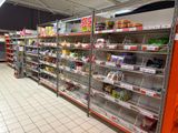 de nombreux rayons de produits alimentaires en vente dans le magasin