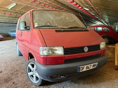 une camionnette rouge garée dans un garage