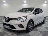 une voiture blanche est garée sur le sol à carreaux d'un garage