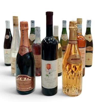 de nombreuses bouteilles de vin alignées en rang