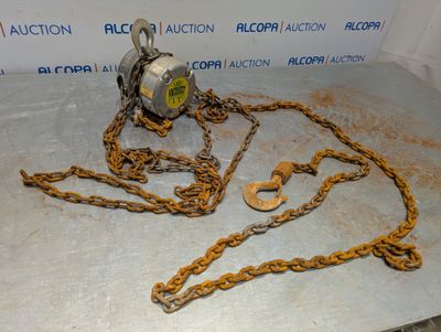 une image représentant une chaîne posée sur une table