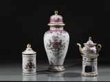 trois vases et une théière posés sur une table