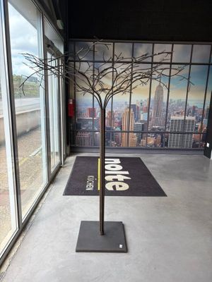 un arbre qui se trouve au milieu d'une pièce