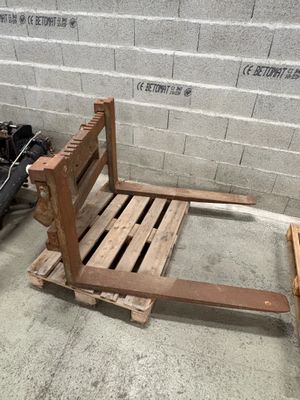 un lit en bois posé sur une palette dans une pièce