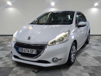 la petite voiture blanche est garée dans une grande pièce