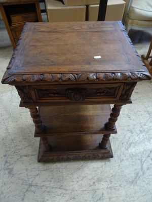 une table en bois sur laquelle se trouve un petit carré