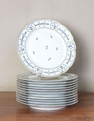 plusieurs assiettes empilées sur une table