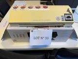 beaucoup d'objets posés sur un bureau recouvert d'autocollants