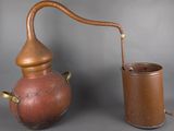 une casserole en cuivre à l'ancienne et une bouilloire en cuivre sur fond gris