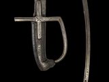 un gros plan d'un couteau et d'une épée sur fond noir